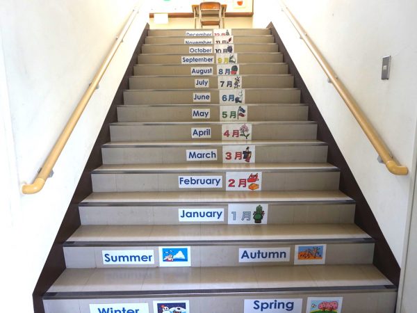 廊下には普段から英語単語をを学べるように