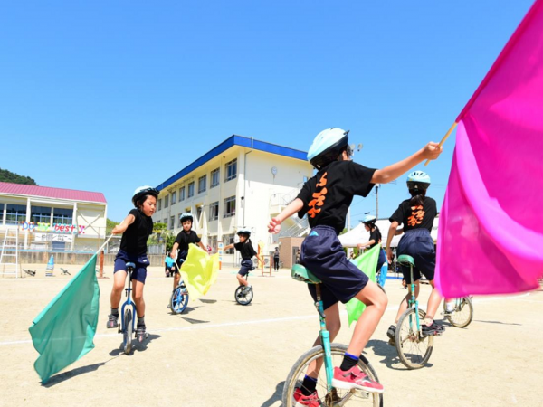 運動会は、児童だけではなく、地域住民も参加する