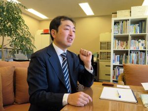 武蔵野不動産相談室株式会社 代表の畑中学氏。東京農業大学で造園を学び、経験を活かして設計事務所へ就職。そこで大学のキャンパス作りなどに携わったのち、ゼネコンの商品企画部へ転職。当時の経験を活かし、現在は不動産コンサルタントとして活躍する