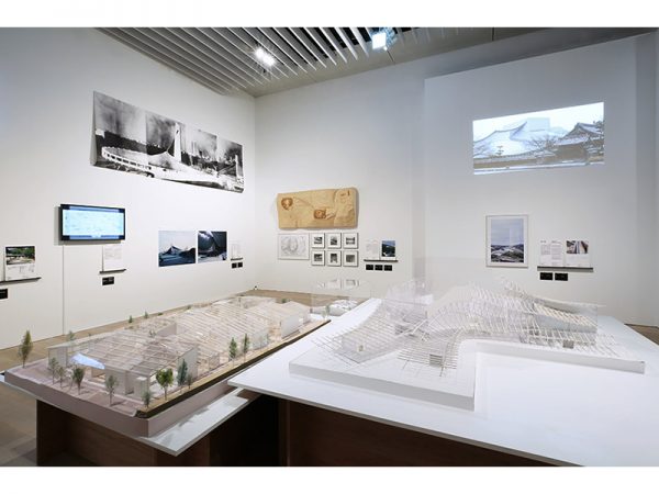 第3セクションの展示風景。手前左が妹島和世「京都の集合住宅(NISHINOYAMA HOUSE)」、右が、SANAA「荘銀タクト鶴岡(鶴岡市文化会館)」の模型。屋根の全体像を俯瞰できるのは模型ならではだ。 撮影:来田 猛 画像提供:森美術館(東京)
