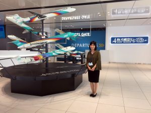 今回取材にご協力いただいた内藤恵子さん。「本物の飛行機が目の前で飛び立つ姿を見ると子どもたちは目をキラキラさせて喜んでくれるんです。訪れた子どもたちには、飛行機ってかっこいい!すごいな!って感じてもらいたいです」と話してくれた