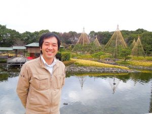今回、お話しを聞いた白鳥庭園管理事務所・所長の川島大次さん。白鳥庭園は2010年より岩間造園株式会社と株式会社トーエネック、2014年から公益財団法人名古屋市みどりの協会が加わり共同で指定管理者に。2018年4月1日からはこの三社が“しろとりの杜グループ”として管理する。川島さんは岩間造園の所属で、2010年から着任。樹木医でもある(写真提供:白鳥庭園管理事務所)