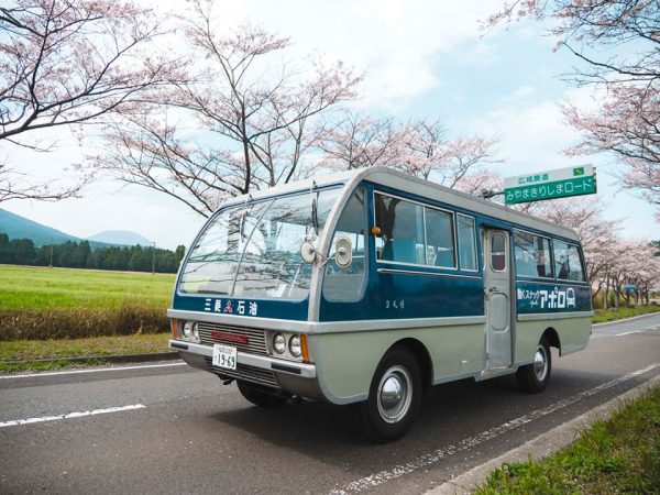 メンバーの1人が見つけてきたのは、昭和45年式マツダ社製のライトバス。丸みを帯びた車体と、シルバー&ブルーのカラーリングが宇宙船のような雰囲気だったため、動くスナックの名前はすぐに「アポロ号」に決定した(写真提供:アポロ計画実行委員会)