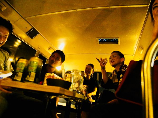 外が暗くなると、より宇宙船の雰囲気に。”船内”の一体感が出るのか、会話がはずむそう(写真提供:アポロ計画実行委員会)