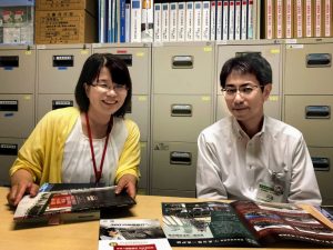 「明治日本の産業革命遺産」官営八幡製鐵所について説明する北九州市世界遺産課課長の河邉健さん(右)と世界遺産担当係長の西井田智枝さん(左)。「世界遺産はものづくりの街・北九州の原点。今につながっていることを知って欲しい」と語る。