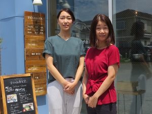 写真左から、面白法人カヤック 労務・人事部の植杉佳奈恵さん、広報・人事部の渡辺裕子さん。「まちの社員食堂」店頭で。今後、鎌倉のまちとの接点をさらに増やしながら、より魅力的にしていく取り組みに期待したい