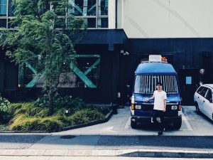 ジョニーさんが活動拠点とするシェアオフィス「Midori.so」が入る、東京都千代田区のNagatacho GRID。ビルの一角にバンを駐車している