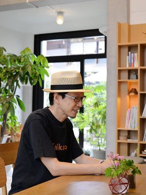 カフェ店長の川口さん。カフェのオープンを機に、東京から移り住んだ