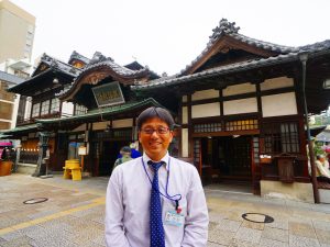 ▲「湯量としては少ないものの、道後温泉には18本の源泉があり、それぞれ55~20度まで温度が異なります。その源泉を混ぜ合わせてちょうど良い42度のお湯にしています。水を加えることは一切せず、湯を沸かすこともありません。源泉の効能そのままの“かけ流し”となっているのが道後温泉の自慢です」と片野さん