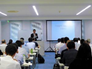 フォーラム会場には全国の雪に取り組む団体など関係者が集まり、ほぼ満席に。前半では、長岡技術科学大学の上村靖司教授による基調講演が行われた。上村教授は防災・減災、復興などの分野にも関わり、日本自然災害学会評議員、減災・復興支援機構理事などをつとめる