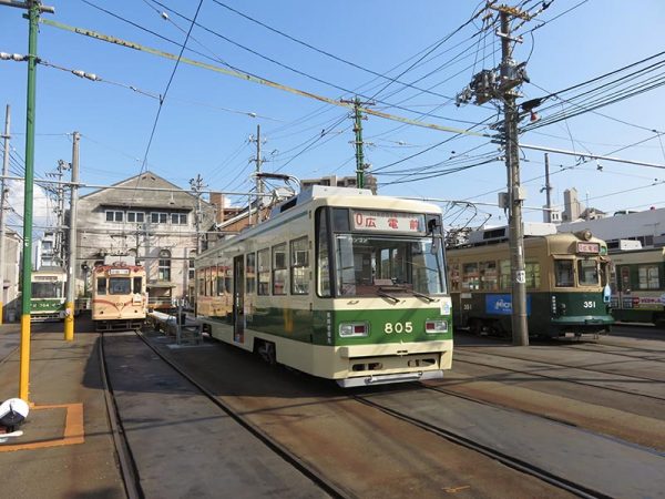 広島電鉄本社横にある千田車庫。様々な形や色の路面電車が見られる(写真提供:広島電鉄)