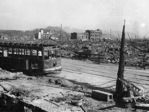 全焼全壊した広島電鉄市内電車(撮影者:川原 四儀氏 提供者:広島平和記念資料館)