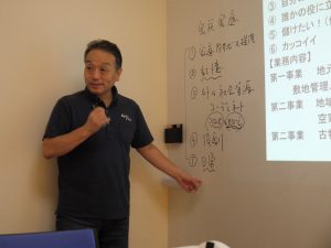 伴走型支援が目指す“家族の機能”について説明する抱樸理事長の奥田知志さん