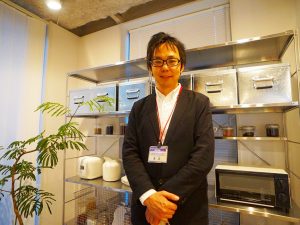 ▲入社以来14年間“MUJIの家づくり一筋”で戸建て住宅の商品開発やリノベーション事業の展開に携わってきたという店長の青山輝人さん(株式会社MUJI HOUSE/一級建築士)。ここ青山店では13名のスタッフを率いてリノベ事業の統括を行っている。「無印良品の家事業は、インターネットを通じてお客様とのコミュニケーションを図る無印良品のウェブサイトに“無印良品の家が欲しい”というご要望をいただいて誕生しました。2015年からスタートしたリノベーション事業の施工実績は約80件。築20年程度の中古マンションのリノベーションが中心となっています」