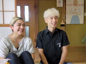 思想家のみくさん(右)と美術家の永橋咲さん。写真右上の壁に掛かっているのは永橋さんの作品