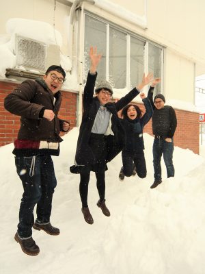 「Nest Asahikawa」に暮らす移住者と、発起人の2人。事業化を模索したり、イベントを企画したりと、さまざまなチャレンジを始めている