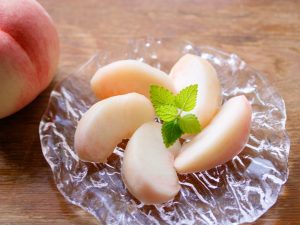 桃は4月上旬頃に花が咲き、夏頃に実をつける。イザナギの尊が変わり果てた妻から逃げたのは夏頃だったようである