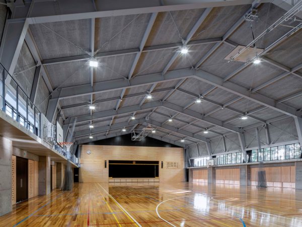 地域に開放されている一つが、高窓から自然光がたっぷり入る明るい体育館。音楽室や会議室も地域の誰もが利用できる同校では、その出入口となる「地域玄関」を設け、生徒と地域の交流が深まる学校づくりがなされている