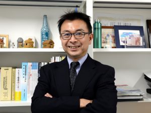 <b>清水千弘</b>: 東京大学空間情報科学研究センター特任教授、日本大学スポーツ科学部教授(統計学担当)、マサチューセッツ工科大学不動産研究センター研究員。1967年岐阜県大垣市生まれ。東京工業大学大学院理工学研究科博士後期課程中退、東京大学大学院新領域創成科学研究科博士(環境学)。財団法人日本不動産研究所研究員、株式会社リクルート住宅総合研究所主任研究員、麗澤大学経済学部教授、ブリティッシュコロンビア大学経済学部客員教授、シンガポール国立大学不動産研究センター教授等を経て、現職。専門は、ビッグデータ解析、不動産経済学、スポーツデータサイエンス。主な著者に『市場分析のための統計学入門』『不動産市場の計量経済分析』『不動産市場分析』など。国際的な学術誌には50本以上の論文が公刊され、日本語での論文を入れると100本を超える。社会資本整備審議会専門委員、内閣府統計委員会専門委員、金融庁金融研究センター特別研究員を務める