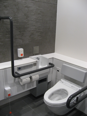 車椅子使用者優先トイレ。入り口付近にあることで、異性介助など性別にかかわらず使用しやすい男女共用トイレ