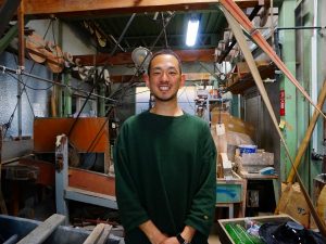 ▲「IT企業勤務時代、上司の送別会のプレゼントで、うちの弟が加工した上司のシルエットを彫刻したグラスを贈ったら、ものすごく喜ばれたんです。“ひとつのグラスにオリジナル加工をしただけでこんなに喜んでくれるものなんだな”と感じたのも『GLASS-LAB(グラスラボ)』立ち上げのきっかけになりました」と椎名さん