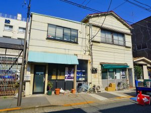▲『ブルーボトルコーヒー』をはじめとする話題のコーヒースタンドが多数登場し、近年「住みたい街」としても注目を集めている清澄白河エリア。寺社が多いため再開発の手が届きにくく、昔ながらの江戸下町風景が残されている点も人気の理由だ。そんな清澄白河の住宅地の一角に『椎名硝子』加工所と『GLASS-LAB(グラスラボ)』がある