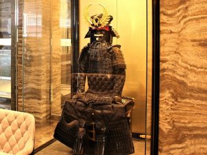 栄タワーヒルズのエントランスに飾られている徳川家康の甲冑レプリカ