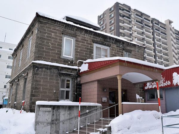 札幌にある、カトリック北一条教会司祭館カテドラルホール。1898年に建築され、確認されている中で一番古い札幌軟石を使った建物