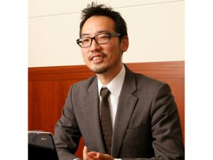 <b>今泉太爾</b>:一般財団法人 日本エネルギーパス協会 代表理事。千葉県にて不動産会社と工務店を経営。住まいを中心に業務を行う中で、築年数で価値が決まる日本の建築評価制度に疑問を持ち世界基準のサステイナブル建築・省エネ住宅普及のため活動を開始。2011年に日本エネルギーパス協会を設立。省エネ住宅ブランド「低燃費住宅」を全国展開。全国で省エネ住宅の普及に向けた講演会やコンサルティング活動を行っている。国土交通省 住宅のエネルギー性能の表示のあり方に関する研究会委員、長野県 環境審議会 地球温暖化対策委員会委員等も務める