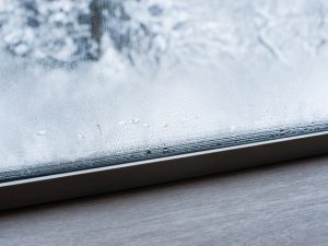 マニュアルでは、熱が逃げやすい窓の構造のチェックを勧め、先進的な省エネ設備のある集合住宅の実例も紹介している