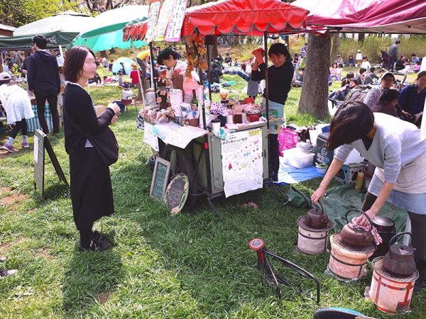 はけのおいしい朝市で。鶴巻さん(中央の女性)は小金井の水を使い炭でお湯を沸かしてコーヒーを淹れる。