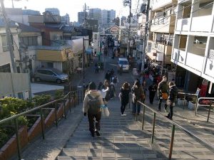 谷中の夕焼けだんだんも右側は荒川区。古今亭志ん生が住んでいた