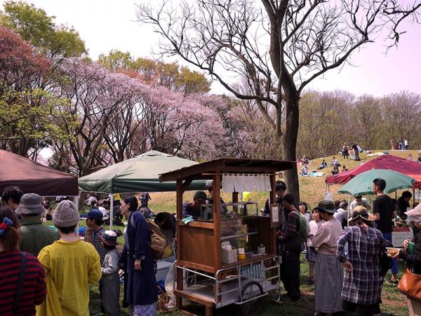 たくさんの人が、顔の見える関係を求めて集まる