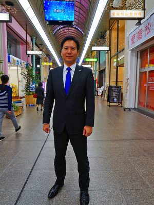 ▲『株式会社とかげや』の代表取締役社長として複数の店舗経営を行いながら、『松山銀天街商店街』の理事長を務め、2014年に『株式会社まちづくり松山』の代表取締役社長に就任した加戸慎太郎さん。現在は『全国商店街振興組合連合会』の青年部部長として全国で講演会を行うなど多くの重責を担っているが、プライベートでは4児の父。家事・育児にも積極的に参加するというパワフルな若き社長だ