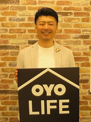 OYO LIFE CEOの勝瀬博則さん。「試着や試食、試乗はあっても、試住は一般的でなく、憧れの街に試しに住むにも高額な初期費用や煩雑な手続き、面倒な引越しが必要となるなどリスクを伴います。その点OYO LIFEなら試しに1ヶ月住み、気に入ったらそのままずっと住むといった使い方も可能です。特に独身の時は様々な場所で暮らしてみるのもいいかもしれません。ぜひ便利に活用していただきたいですね」