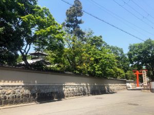 出町柳から下鴨神社に向かう参道。左手の長い塀が「旧三井家下鴨別邸」。緑豊かな木々の向こうに主屋の望楼が見える