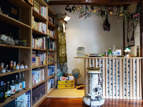 玄関横には、唐津焼や唐津の作家が手がけた作品を並べ、多角的に地元の魅力を伝えている