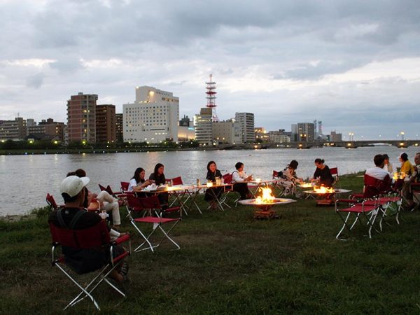 都心で川風に吹かれながら火を眺めるというアウトドアな体験ができるというのは贅沢