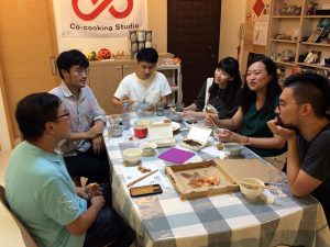 共煮食堂の様子。いちばん左がチェンさん