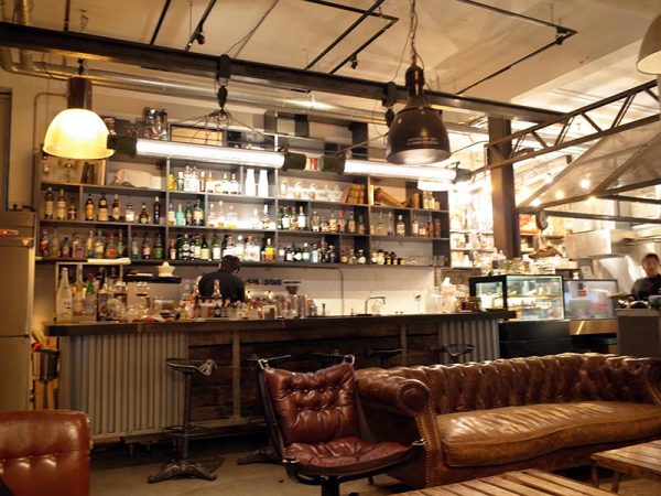 台北では東京同様リノベーションが盛ん。ここは家具街の家具店をリノベして家具店兼カフェにした店。中目黒にあるお店のようだ