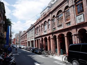 かつての銀座煉瓦街のような商店街が賑わっている