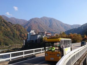 美しい山々を見ながら乗車できる宇奈月温泉の「EMU」(写真提供:一般社団法人でんき宇奈月)
