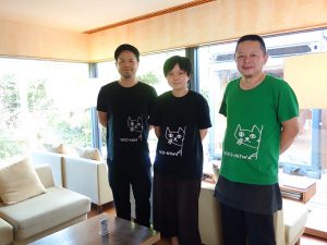 三代目として旅館を切り盛りする代表の手島英樹さん(右)。長女の歌七多さん(中)は、猫庭早朝として女子高生目線でネコの魅力を伝えている