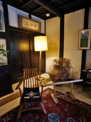 ▲居間に掛かる『武相荘』の額は、次郎氏と親交が深かった第2次近衛内閣の司法大臣、風見章氏の書だ。「天然素材は年月を経るほど風合いを増すけれど、人工的な素材を使った建物は新築の瞬間が一番美しくて、その後はどんどん劣化していく。やっぱり天然素材の経年の美しさにはかないません。だからこそ『武相荘』の美しさに多くの人が共感してくださるんでしょう」と牧山さん