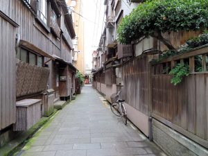 古町の中でもここまで風情のある通りは少なくなっている。左側の建物は古町芸妓が稽古する踊りのお師匠さん宅