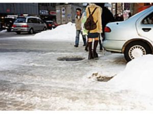 横断歩道など比較的雪が踏み固められているところは転びやすい(画像提供:ウインターライフ推進協議会)