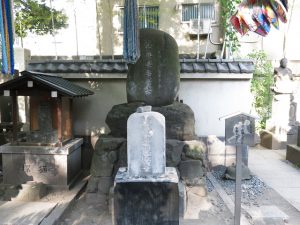 墨田区両国にある浄土宗回向院に現在も残る鼠小僧次郎吉の墓。博打の神様としても有名で墓石を削って持ち歩くとツキが向くと信じられてきた。誰が言い出したのかも分からない都市伝説の類なのだが、実際に次郎吉の墓石を削る人は後を絶たない