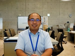 いなべ市役所の桒嶋さんは滋賀県出身。テレビ局、制作会社、ラジオ局とマスコミの仕事を経て、40歳で市役所に転職した経歴の持ち主