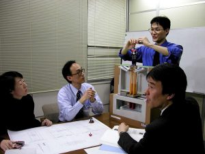 当時の打ち合わせ風景。右側にあるのが、第1弾として検討した『マジンガーZ』の地下格納庫の模型だ