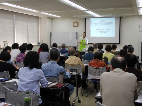 古堅 純子氏による実践的なアドバイスに耳を傾ける受講者の方たち